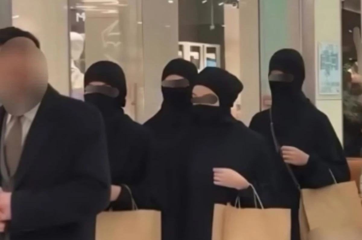 Никаб киген әйелдер