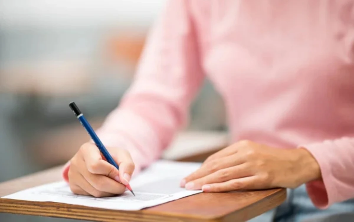 Қалам ұстаған қыз