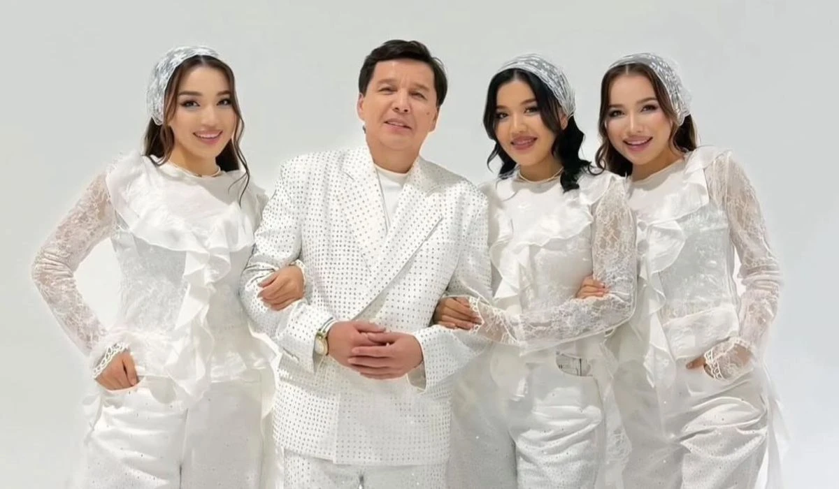 Абай Бегей қыздарымен