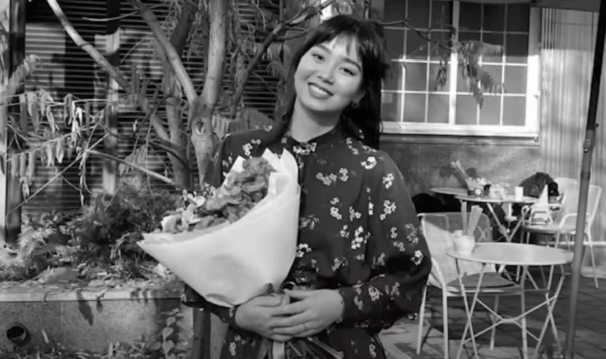 Гүл ұстаған қыз