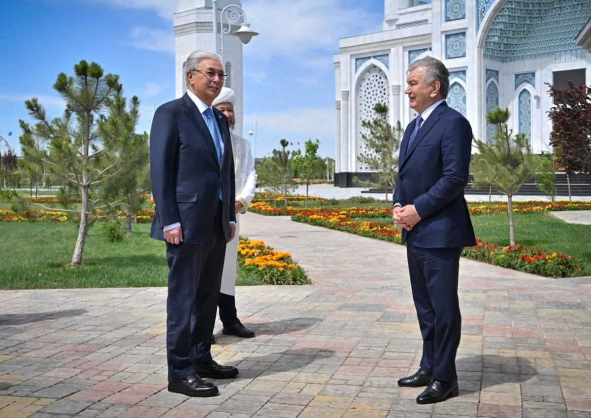 Тоқаев пен Шавкат Мирзиёев Түркістанда кездесіп жаңа мешітті аралады