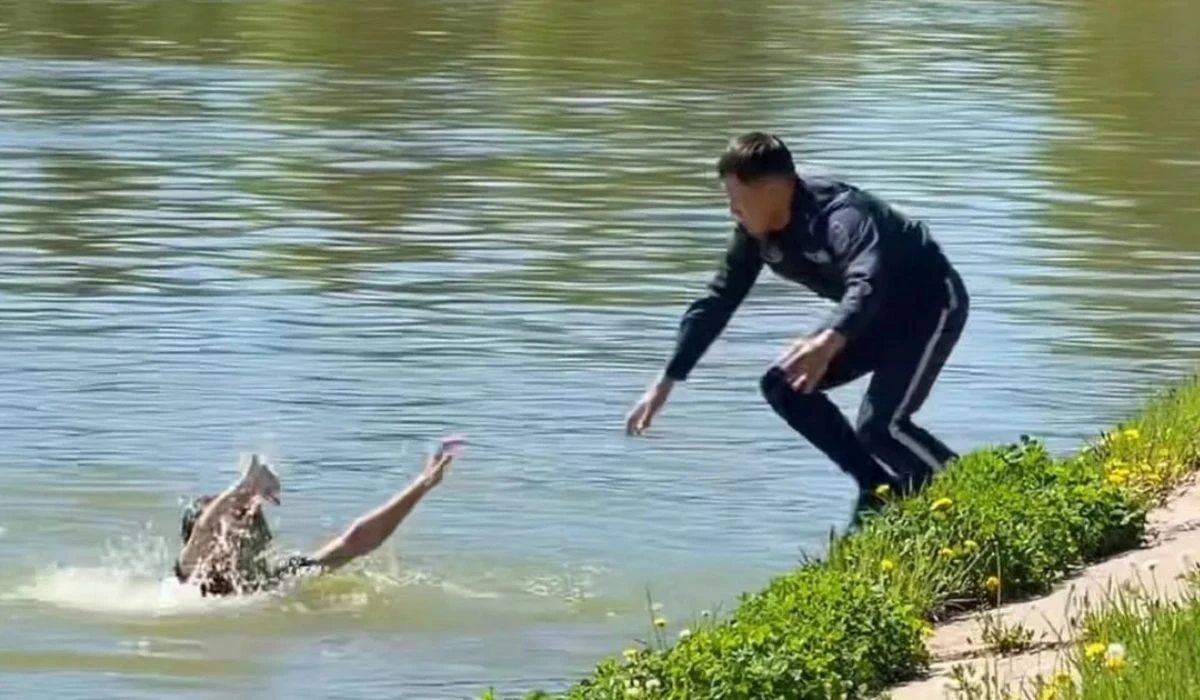 Суға батып бара жатқанды құтқару