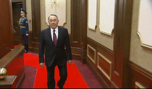 Өте әсерлі көрініс: Парламент палатасында Назарбаевқа ду-қол шапалақтап құрмет көрсетті