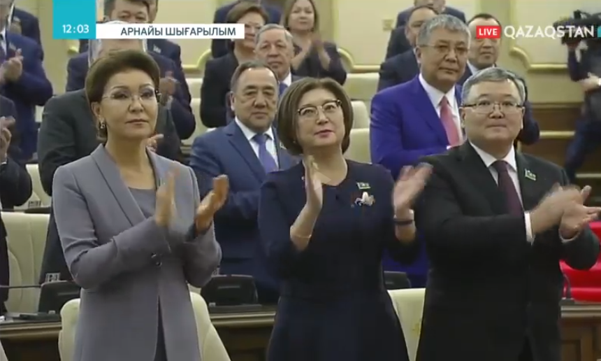 Өте әсерлі көрініс: Парламент палатасында Назарбаевқа ду қол шапалақтап құрмет көрсетті