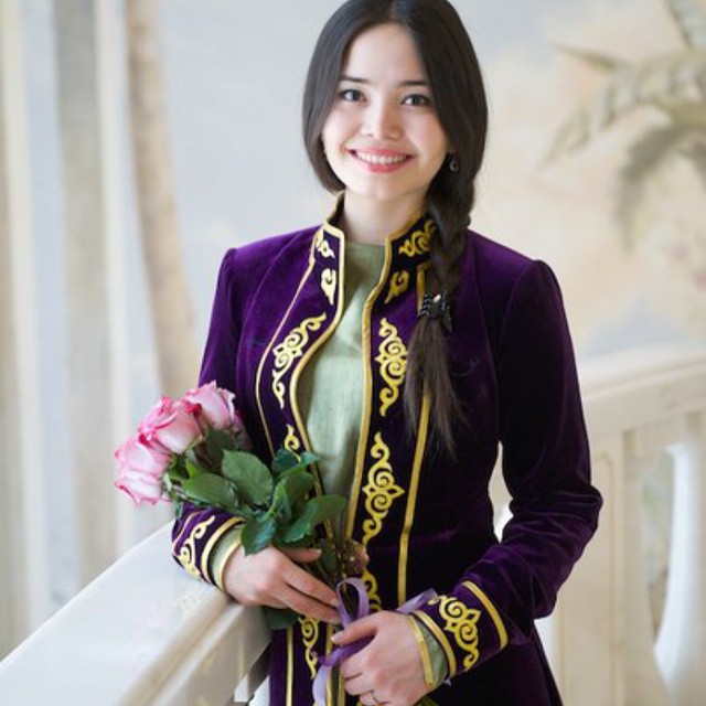 Случай в казахстане с девушкой салтанат. Красивые казашки. Казахские девушки в национальной одежде. Самые красивые девушки Казахстана. Стильные казашки.
