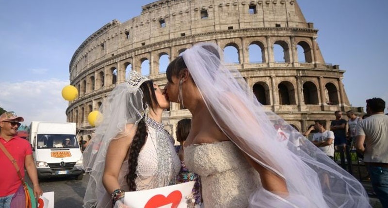 Brides-kiss-near-the-Colosseum-during-the-Gay-Pride-Parade-800x430