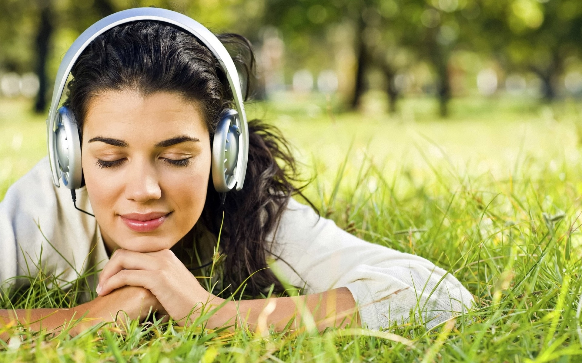 Girls_In_the_headphones_on_the_grass_025125_