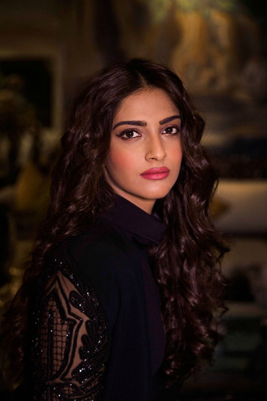 Sonam-Kapoor-is-one-of-the-most-successful-Indian-actresses-533x800