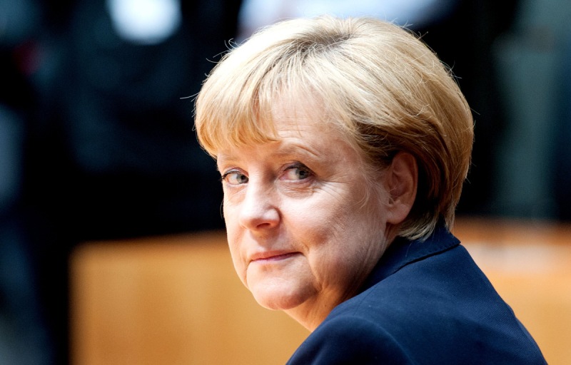 Bundeskanzlerin Angela Merkel (CDU) sitzt am 27.09.2012) im Foto: Maurizio Gambarini dpa