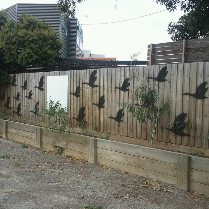 garden-fence-decor-ideas-41-57232fba70c7c__700