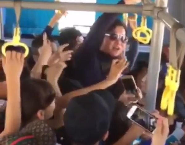Қайрат Нұртас автобус жолаушыларымен бірге Қазақстанның әнұранын шырқады