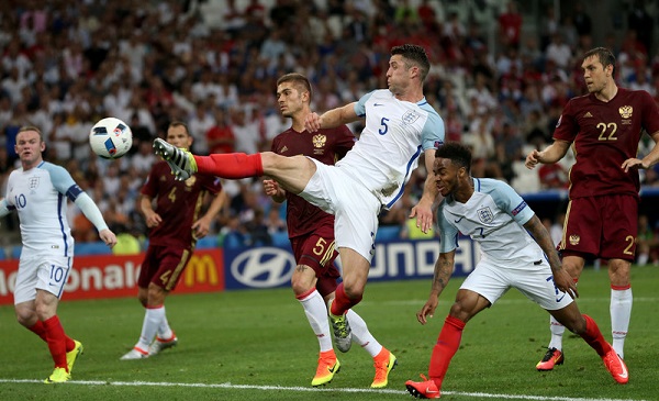 epa05358193 Gary Cahill (C) of England in action during the UEFA EURO 2016 group B preliminary round match between England and Russia at Stade Velodrome in Marseille, France, 11 June 2016. (RESTRICTIONS APPLY: For editorial news reporting purposes only. Not used for commercial or marketing purposes without prior written approval of UEFA. Images must appear as still images and must not emulate match action video footage. Photographs published in online publications (whether via the Internet or otherwise) shall have an interval of at least 20 seconds between the posting.) EPA/TOLGA BOZOGLU EDITORIAL USE ONLY