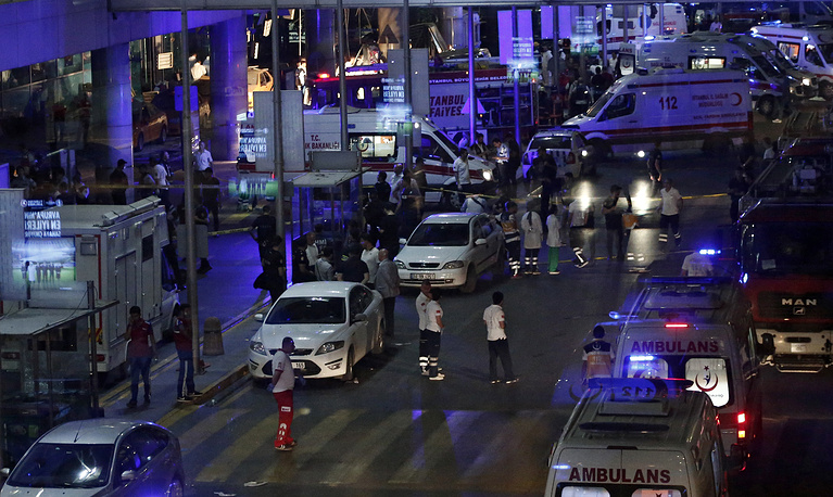 epa05396958 Crime scene investigators and medics at the scene after a suicide bomb attack at Ataturk Airport in Istanbul, Turkey, 28 June 2016. At least 28 people were killed and 60 injured in two separate explosions that hit Ataturk Airport. EPA/SEDAT SUNA