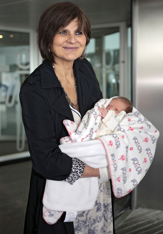 epa05590323 Spanish Lina Alvarez, a 62-year-old mother, poses with her newborn after being discharged from the Lucus Augusti (HULA) University Hospital in Lugo, in the province of Galicia, northwestern Spain, 18 October 2016. According to reports, it is the third child she gave birth to after already giving birth to her second child some ten years after her menopause. EPA/ELISEO TRIGO ATTENTION EDITORS: FACE OF THE BABY PIXELATED BY SOURCE