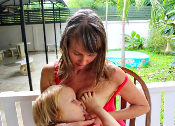 PAY-BRITISH-MUM-POSTS-VIDEOS-OF-HER-BREASTFEEDING-HER-FOUR-YEAR-OLD-SON-TO-ENCOURAGES-OTHER-MOTHERS-TO-N (1)