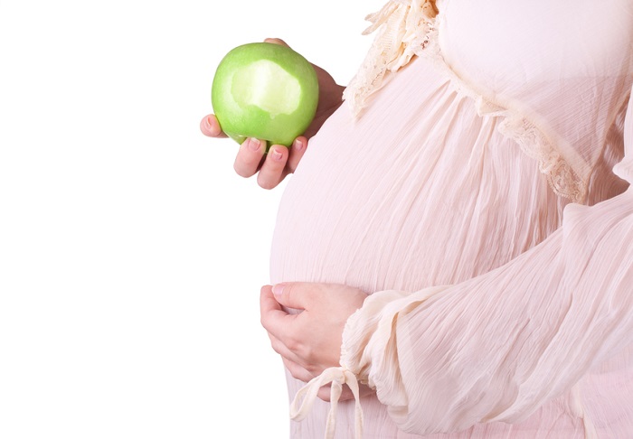 Pregnant woman eat apple