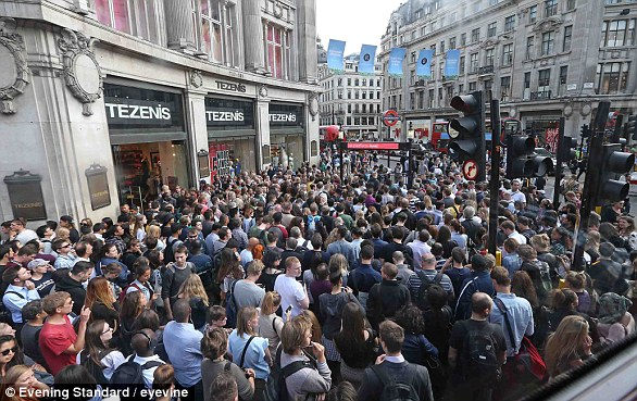 2A6023BE00000578-4099756-Thousands_of_passengers_crowd_outside_Oxford_Circus_Underground_-a-8_1483900650250