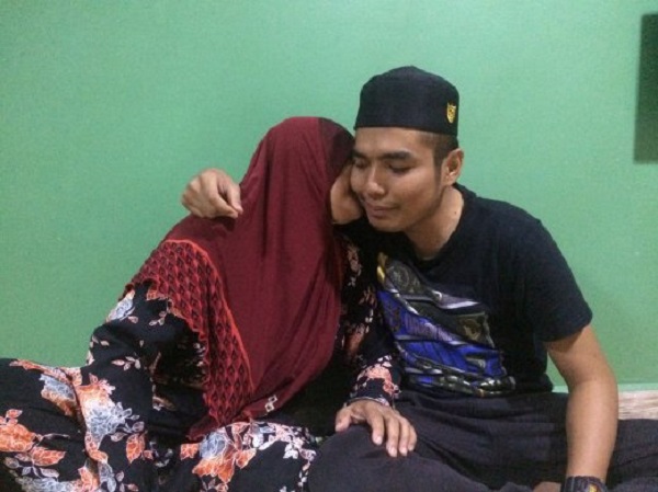 DUNGUN 8 JANAUARY 2017. Muhammad Ramadhan Alias, 20 mencium ibunya Saibah Yaacob, 58 di rumahnya di Kampung Beril Paka.STR/ASLINA ABU BAKAR.