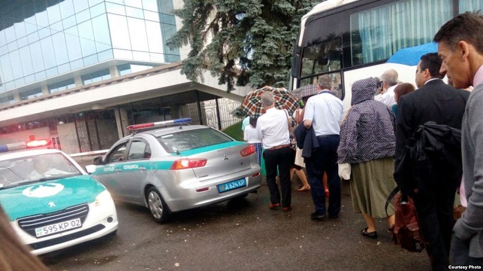 Алматыда полицейлер бір автобус толы Иегова куәгерлерін ұстады