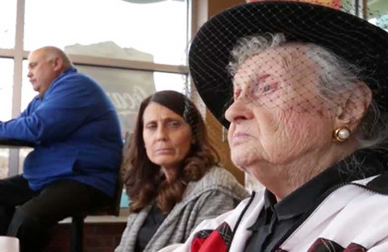 Дороти флетчер сердечный приступ. Бабушка держится за сердце. Женщина хватается за сердце. Дороти флетчер. Фото столетних мамочек.