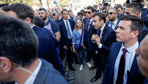Францияда президентке ортаңғы саусағын көрсеткен зейнеткер жарты жылға қамалуы мүмкін