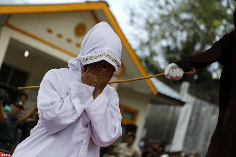 Индонезияда жезөкшелер мен зина жасағандарға бүкіл халықтың алдында дүре соғылды