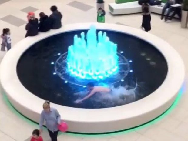 Астанада жас жігіт сауда орталығындағы суға сүңгіп кетті (видео)