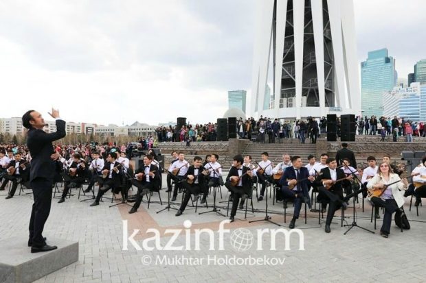 Астана орталығында 500 домбырашы Құрманғазының әйгілі күйлерін орындады (видео)