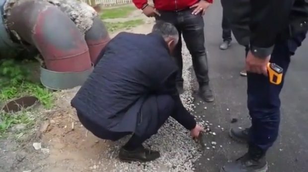 Теміртауда жолдың сапасын тексерген әкім асфальтты қолымен жұлып тастады (видео)