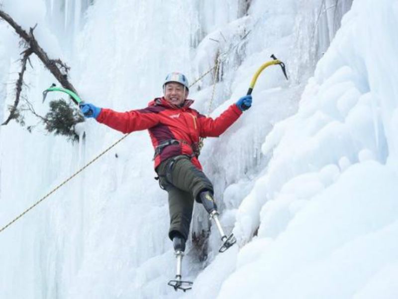 Екі аяғы жоқ 70 жастағы азамат Эверестті бағындырды