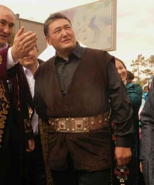 Желіде Павлодар облысы әкімінің ерекше ұлттық киімі қызу талқыға түсті