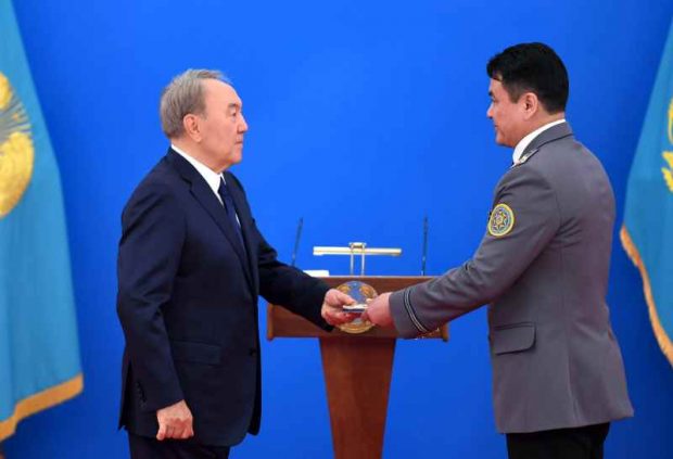 Назарбаев кімдерге әскери және арнаулы шен берді