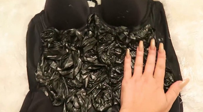 Қоқыс салатын қаптан кешкі көйлек жасап алған блогер жұртты таңдандырды (видео)