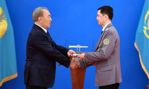 Назарбаев кімдерге әскери және арнаулы шен берді