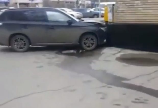 Павлодарда  автокөлік тұрғын үйдің қабырғасына соғылды (видео)