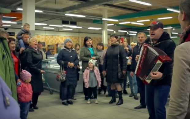 Семейде супермаркетке келушілер соғыс жылдарындағы әндерді шырқады (видео)