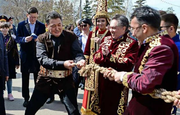 Желіде Павлодар облысы әкімінің ерекше ұлттық киімі қызу талқыға түсті