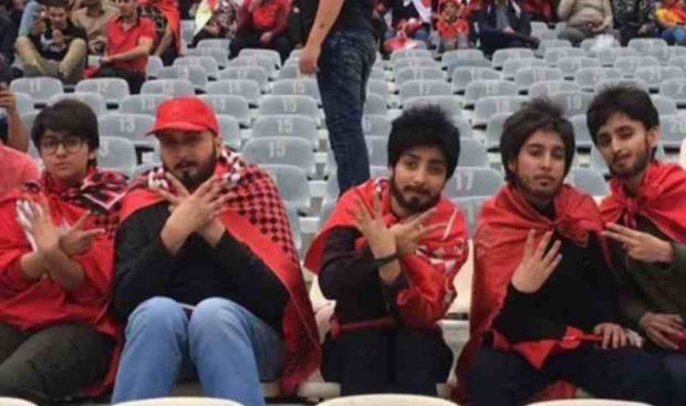 Ирандық қыздар футбол көру үшін еркек болып киініп алды
