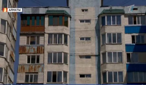 Назарбаевқа жағымпазданған алматылық билік көпқабатты үйлердің жартысын ғана сылап, масқара болды