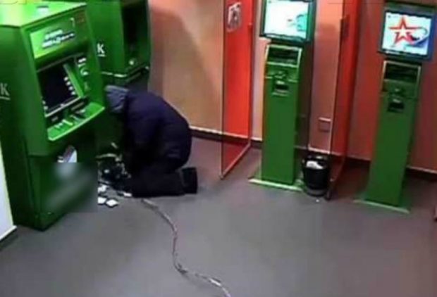 Ресейде қазақстандық ер адам  банкомат жүйесін бұзып, миллион рубльден аса ақша ұрлап кеткен