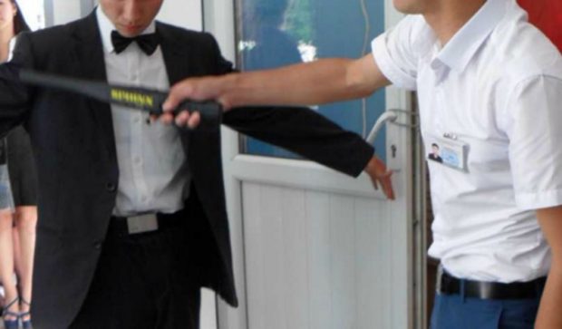 ҰБТ-ның алғашқы күнінде талапкерлердің бірі 10 ұялы телефонмен ұсталған