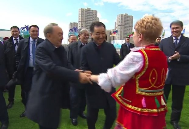 Желіде Назарбаев пен Сағынтаевтың алаңда билеп жүрген видеосы пайда болды (видео)