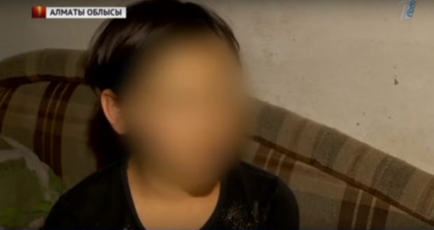Алматы облысында туған анасы 9 жыл құлдықта болған 11 жасар қызынан  бас тартқан