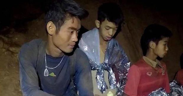 Ас-судың бәрін балаларға берген: Таиландта үңгірде қалып қалған бапкердің оқиғасы жұртты жылатты (фото)