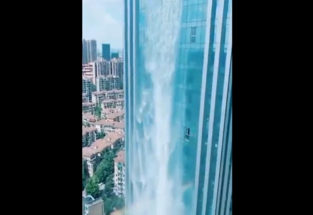 Қытайда биіктігі 121 метр болатын ғимараттан ағатын сарқырама қолдан жасалды (видео)