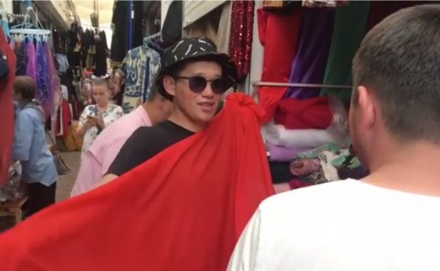 Серік Ибрагимов жаңа бейнебаянын түсіру үшін базар аралап жүр (видео)