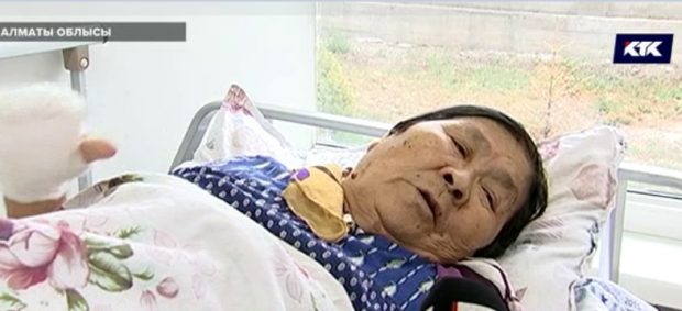 Алматы облысында жас қыздан таяқ жеген 71 жастағы әжей оқиғаның қалай болғанын айтты