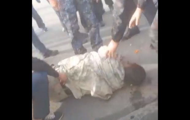 "Қорғас" аумағында әскери қызметкер соққыға жығылды (видео)
