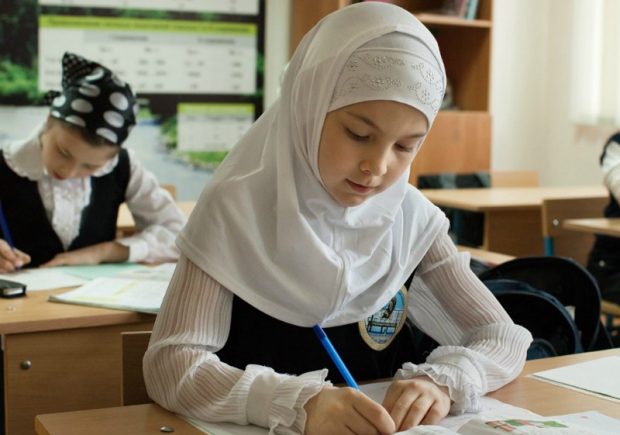 Атырауда хиджаб киген оқушылардың ата-аналарына айыппұл салынды