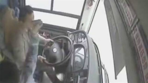 Ашуға булыққан жолаушының кесірінен автобус көпірден құлап кетті (видео)